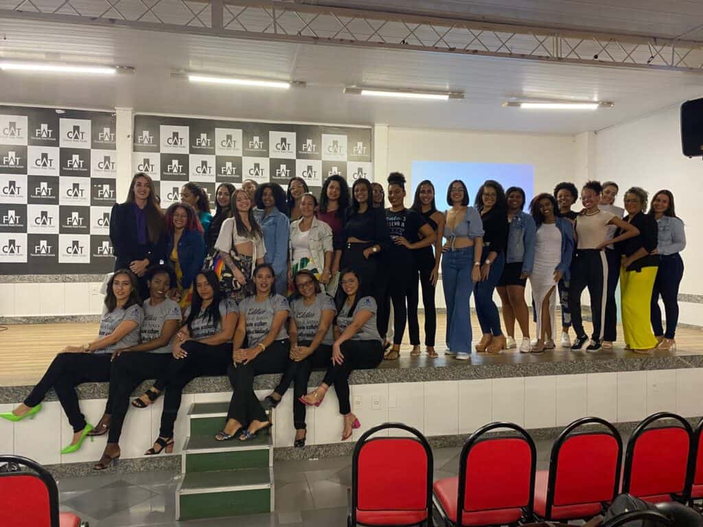 Estudantes da UNIFAT reunidas em evento acadêmico, promovendo educação e inclusão na instituição.