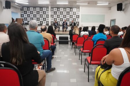 Professor de Direito lança livro com presença de Desembargador