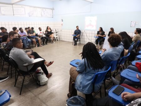 Alunos de Publicidade e Jornalismo participam de roda de conversa sobre estágios