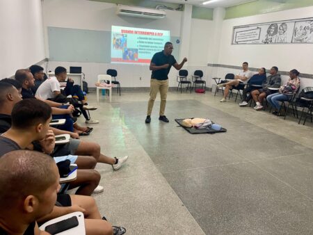 Alunos de Educação Física recebem aula prática de primeiros socorros