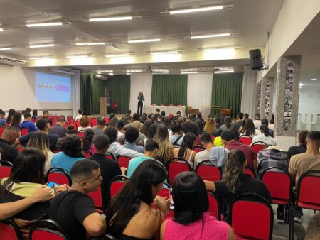 Evento orienta alunos sobre mercado de trabalho e educação financeira