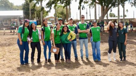 Estudantes de Medicina Veterinária vivenciam experiência prática em exposição nacional de cavalos