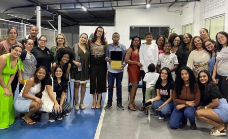 Alunos de Pedagogia prestam homenagem póstuma à estudante Michele Catureba