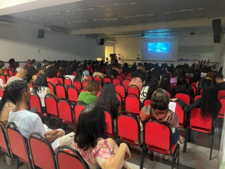 Cine-debate promove reflexão sobre saúde emocional