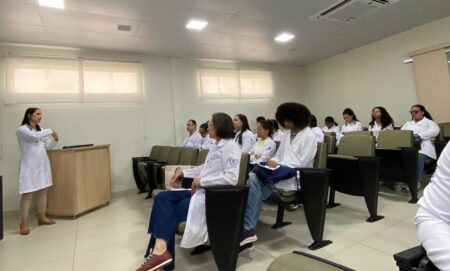 Estudantes de Psicologia participam de visita técnica sobre atuação na oncologia