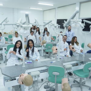 Estudantes de Odontologia participam da cerimônia de entrega do primeiro instrumental