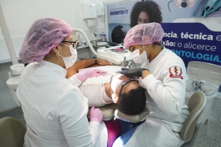 Aula prática sobre Clareamento Dental para alunos de Odontologia