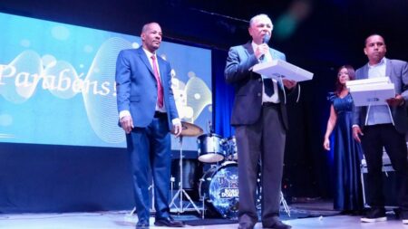 Rádio Sociedade homenageia UniFat e Reitor em evento comemorativo