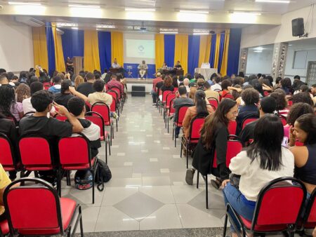 Auditório da Unifat lota em evento sobre consciência financeira e mental