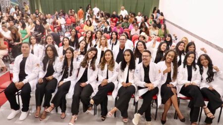 UNIFAT realiza cerimônia do Jaleco para novos estudantes da área da saúde