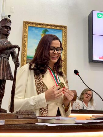 Coordenadora do curso de Pedagogia da UNIFAT recebe Comenda Maria Quitéria