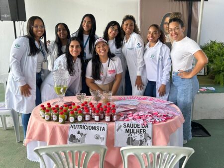 Estudantes de Nutrição participam de ação social em prol da saúde da mulher