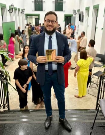 Coordenador de Odontologia é homenageado na Câmara pelo Dia do Dentista