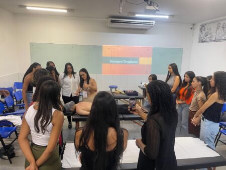 Semana de Estética e Cosmética da UniFat reúne teoria, prática e atualização profissional