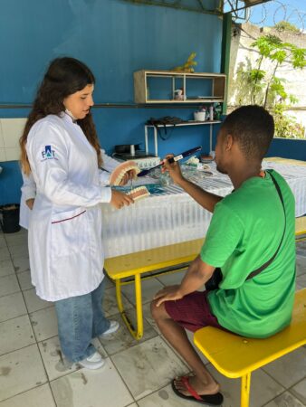 Alunos de Odontologia da UniFat promovem ação de saúde bucal em metalúrgica