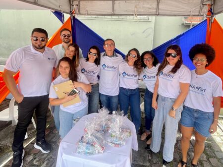 Alunos da UniFat são recepcionados por coordenadores antes da prova do Enade