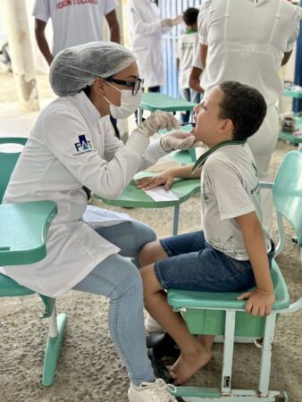 Estudantes de Odontologia levam ações de saúde bucal à comunidade escolar