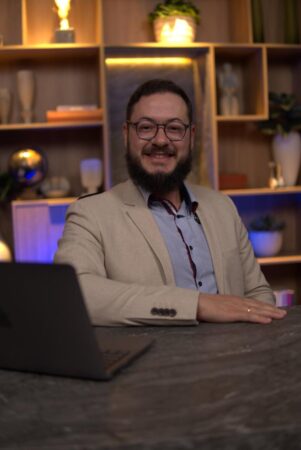 Além dos Livros: o peso do estresse e o bruxismo na vida universitária