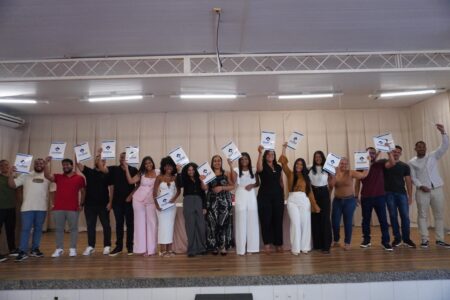 Concluintes de Ciências Contábeis e Enfermagem participam da assinatura da ata no UniFat