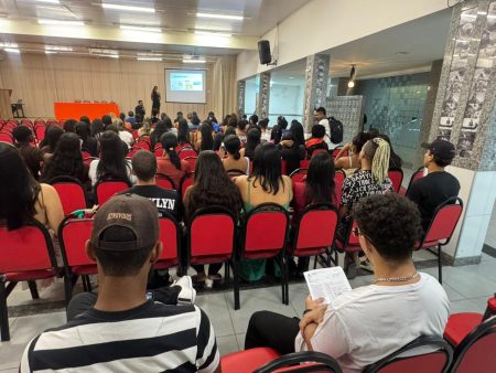 Oficina sobre rotulagem de alimentos reúne estudantes e especialistas na UniFat