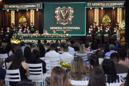UniFat forma nova turma de Medicina Veterinária em noite marcada por emoção