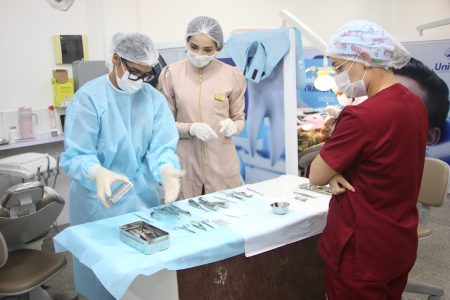 Alunos de Odontologia aprendem técnicas de restauração em aula prática
