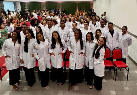 Estudantes de Educação Física, Nutrição, Estética e Cosmética e Enfermagem participam da Cerimônia do Jaleco