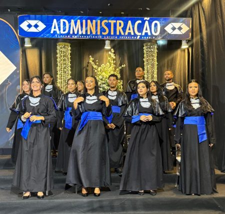 Formandos de Administração da UniFat celebram conquista do diploma