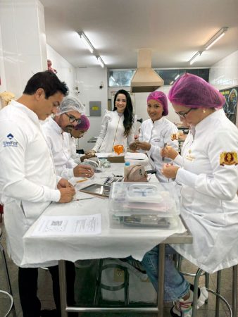 Alunos de Odontologia desenvolvem habilidades em aulas práticas de Anatomia e Escultura Dental